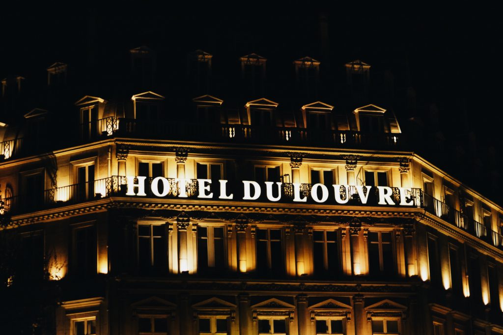 Paris bei Nacht Louvre