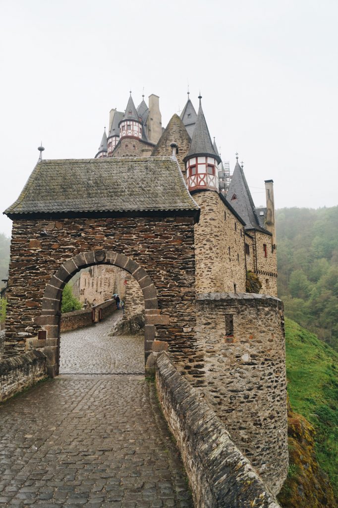 TRAVEL Burg Eltz Ausflug ins Mittelalter Mosel Eifel Trier Burgen Castle Germany Deutschland Blogger Reise