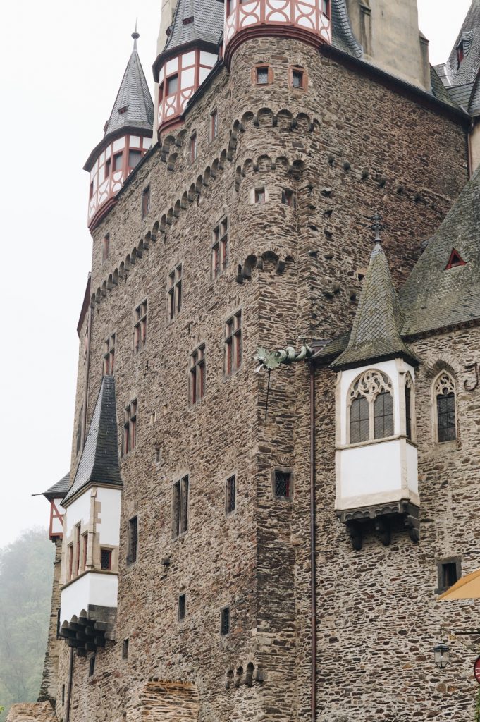 TRAVEL Burg Eltz Ausflug ins Mittelalter Mosel Eifel Trier Burgen Castle Germany Deutschland Blogger Reise