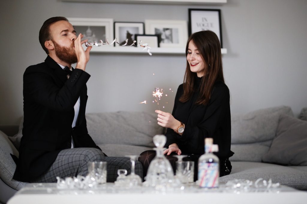 LIFESTYLE - Happy New Year Blog Post Silvester 2018 Fashion Travel Blogger Trier Luxembourg Couplegoals Coupleshot couple Gin applaus Liquid Director Interior Design