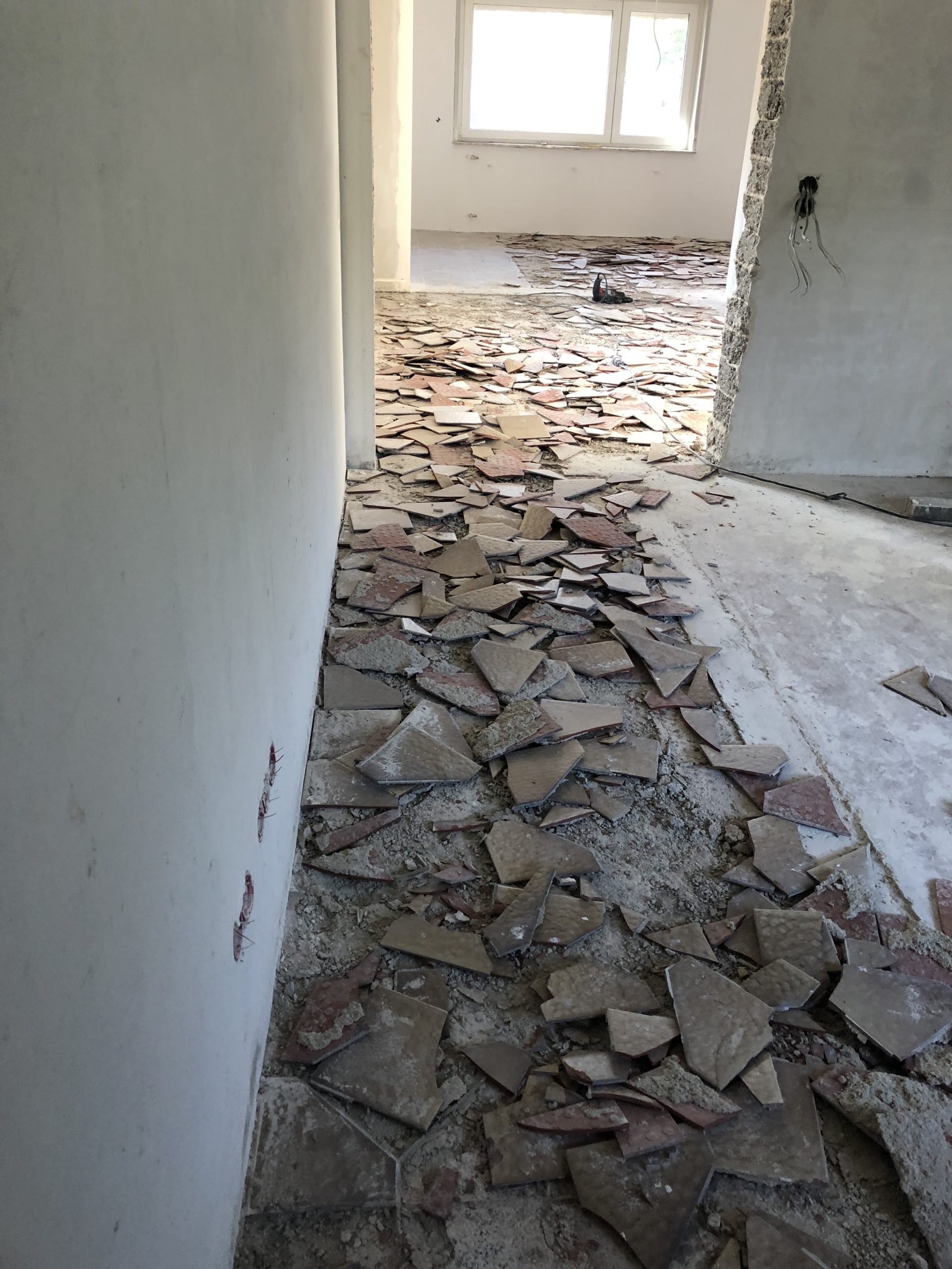 Haussanierung – Verwandlung im Wohnzimmer mit Wandfarbe von Kalk Litir – Der Vorher/Nachher Vergleich Inneneinrichtung renovieren umbauen sanieren Sanierung Renovierung 2021