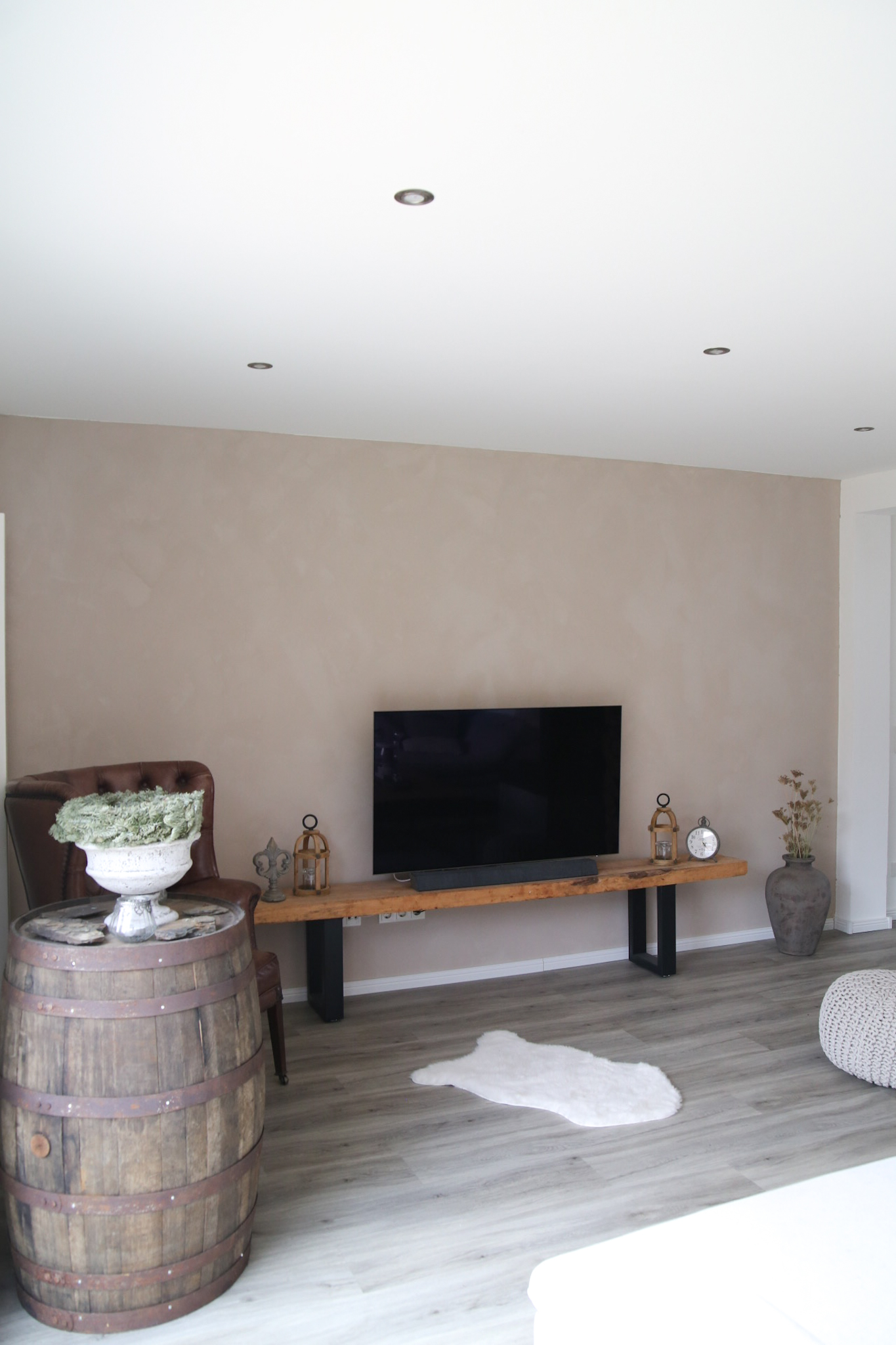 Haussanierung – Verwandlung im Wohnzimmer mit Wandfarbe von Kalk Litir – Der Vorher/Nachher Vergleich Inneneinrichtung renovieren umbauen sanieren Sanierung Renovierung 2021